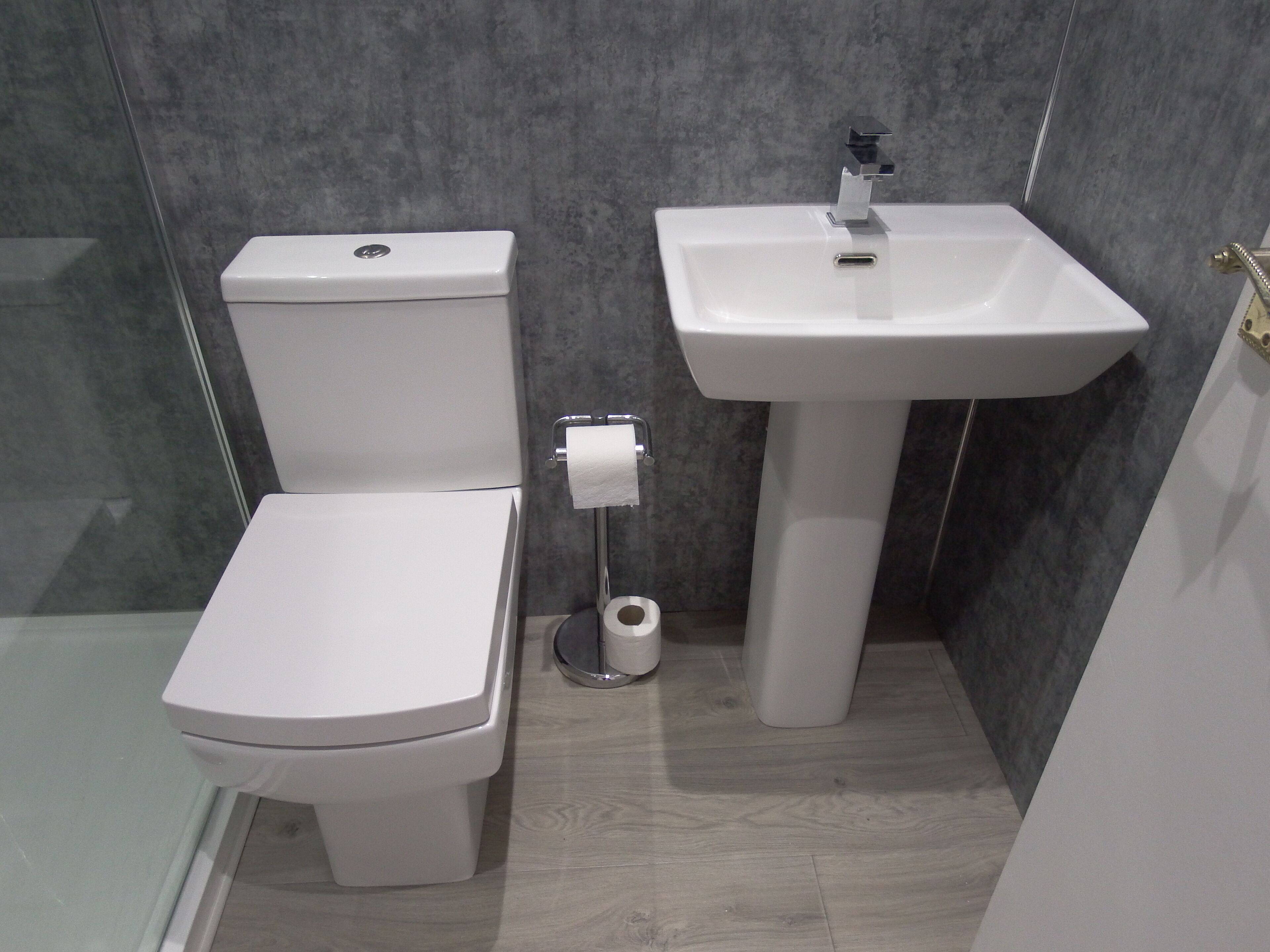 Un baño con inodoro y lavamanos.