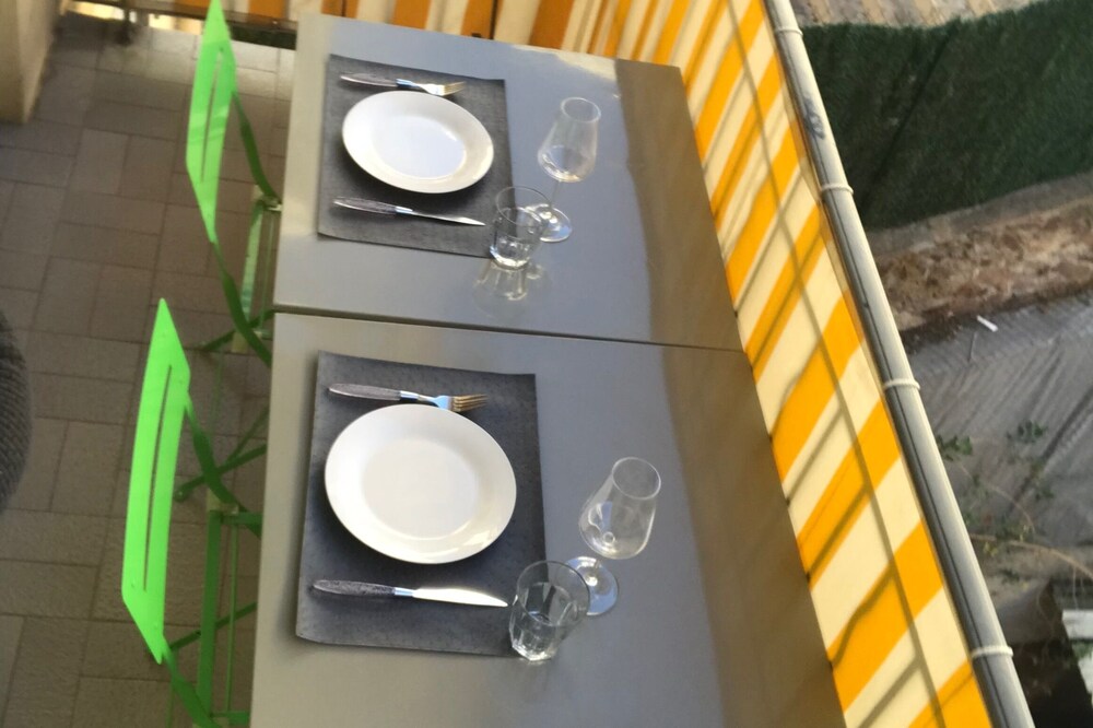 2 bedrooms - Terrace - 50m from the Old Port - Parking