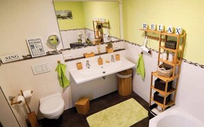 Sèche-cheveux, serviettes fournies, savon, shampoing