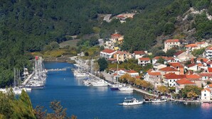 A coastal town with a marina, houses with red roofs, and a hilly backdrop. - 3 bedroom gorgeous apartment in Skradin (Skradin)