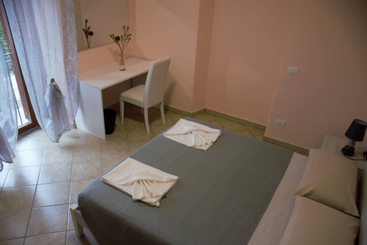Une chambre à coucher avec un lit, un bureau et une chaise.