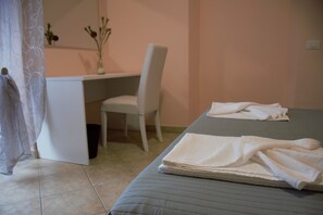 Double Room (Montepulciano) | Individually decorated, individually furnished, desk, cots/infant beds - B&B La Vecchia Osteria (Montereale)