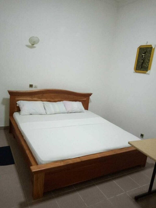 Room | 10 bedrooms, premium bedding, Select Comfort beds, laptop workspace - HOTEL LA RESIDENCE DE L'AEROPORT (Cotonou)
