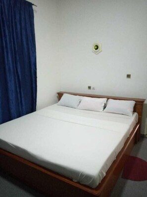 Room | 10 bedrooms, premium bedding, Select Comfort beds, laptop workspace - HOTEL LA RESIDENCE DE L'AEROPORT (Cotonou)