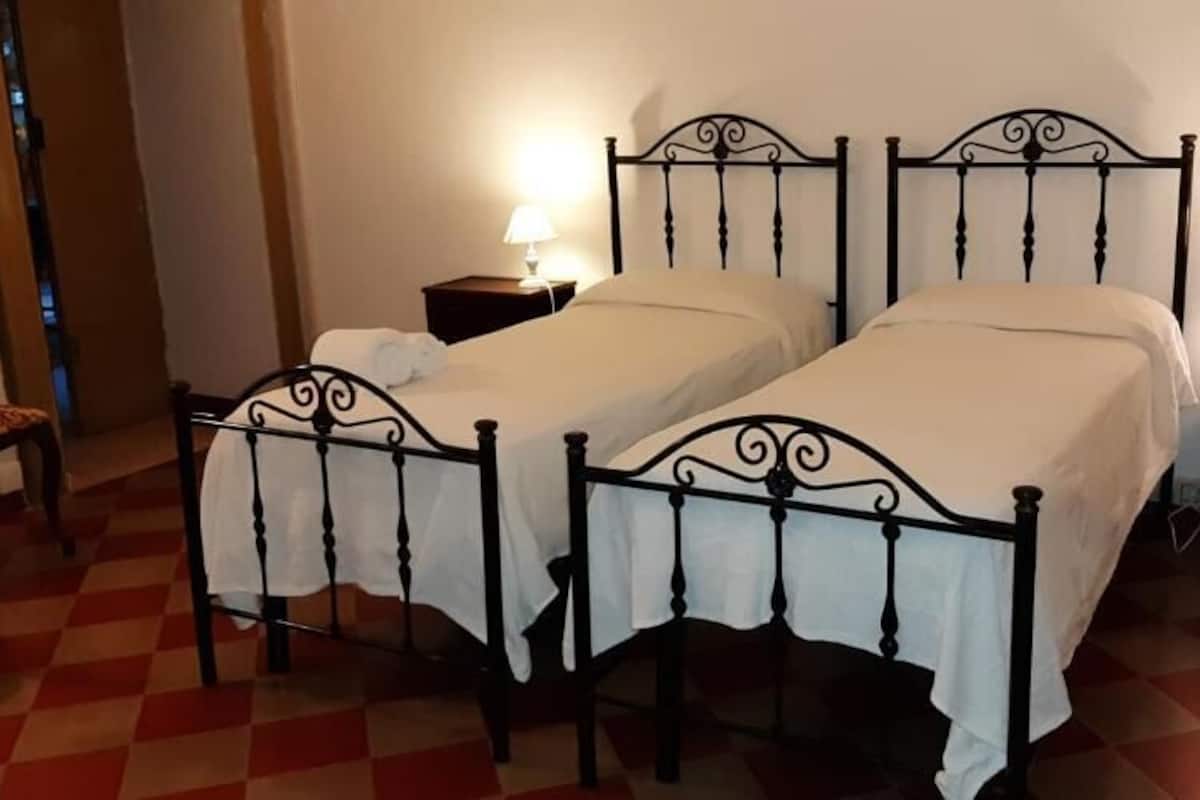Habitación | 1 habitación, tabla de planchar con plancha, wifi gratis y ropa de cama