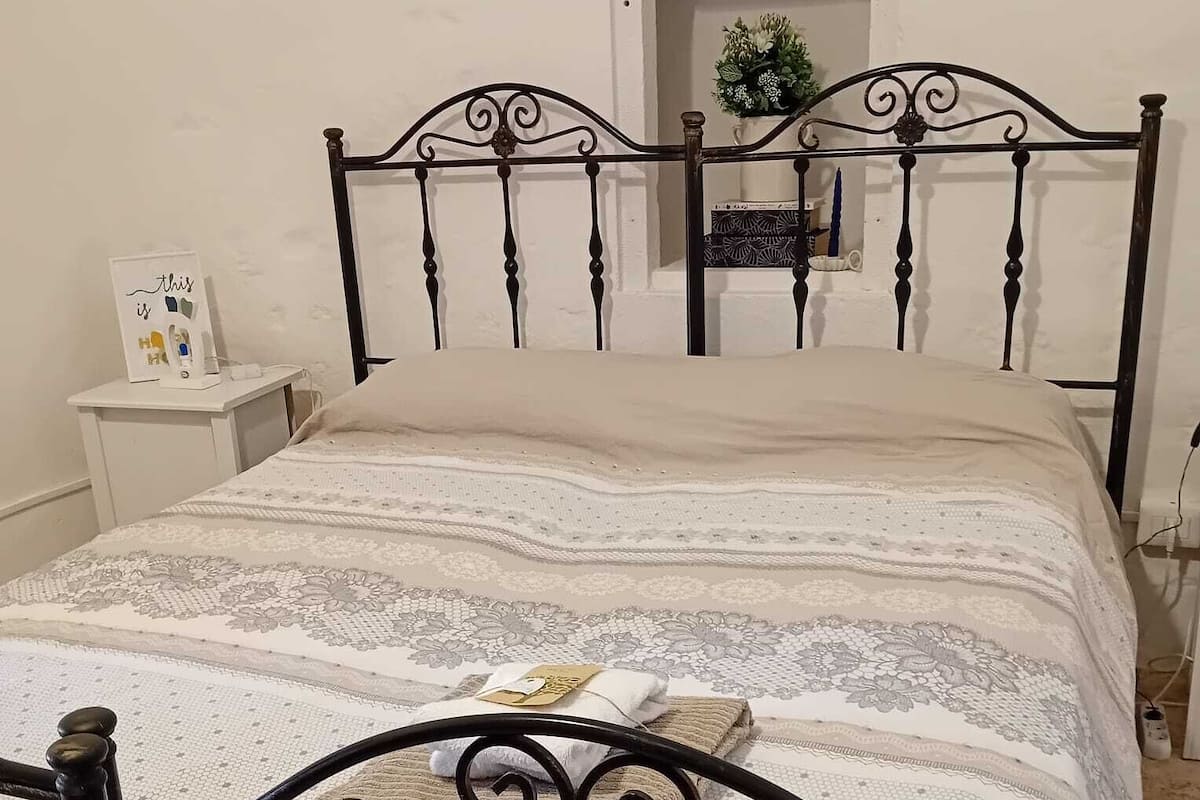 Departamento, 1 habitación, para no fumadores, vista al jardín | 1 habitación, tabla de planchar con plancha, wifi gratis y ropa de cama