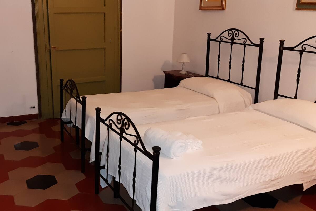 Habitación, vista al jardín | 1 habitación, tabla de planchar con plancha, wifi gratis y ropa de cama
