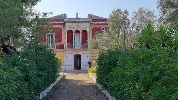 Vista frontal de la propiedad