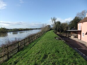 Property grounds - Pershbrook Cottage & Garden on the River Severn. (Minsterworth)