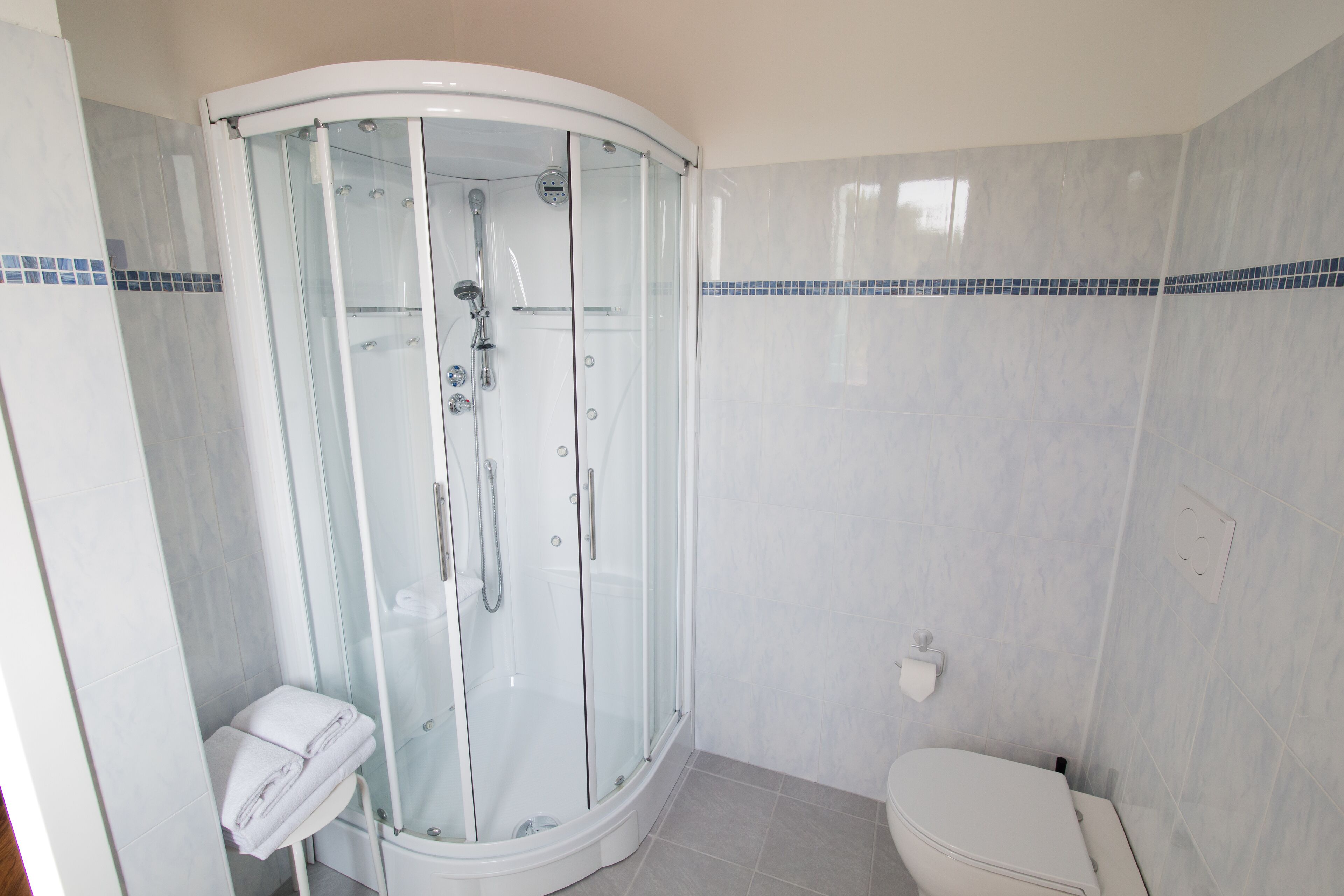 Chambre Double Standard, 1 grand lit, salle de bains privée, vue jardin | Douche de la salle de bain
