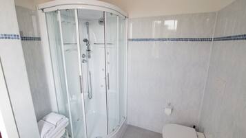 Chambre Double Standard, 1 grand lit, salle de bains privée, vue jardin | Douche de la salle de bain