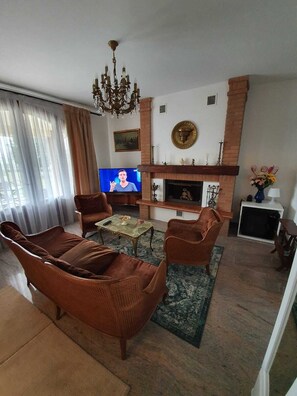 Luxury Suite, Jetted Tub | Living room