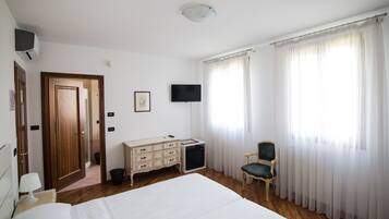 Standard Double Room, 1 Queen Bed, Private Bathroom, Garden View
