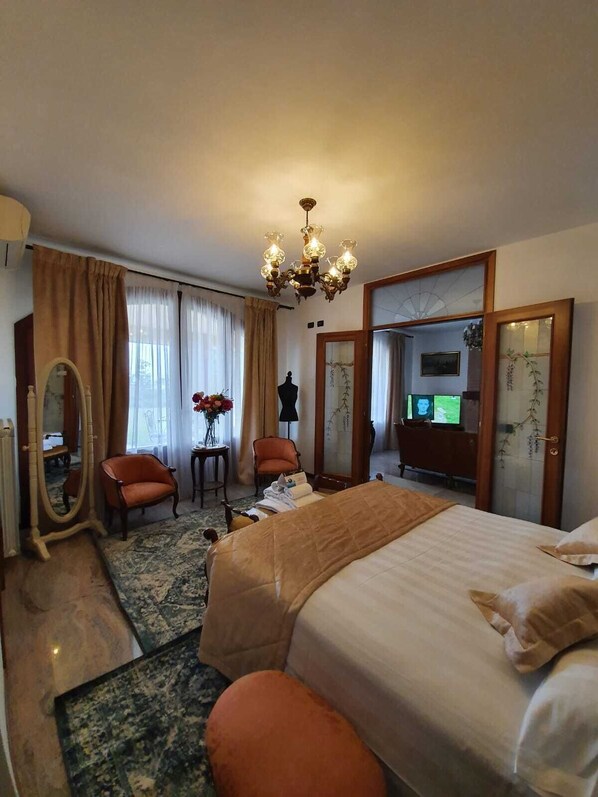 Luxury Suite, Jetted Tub | Minibar, in-room safe, individually decorated, desk - Agriturismo Eva (Venezia)