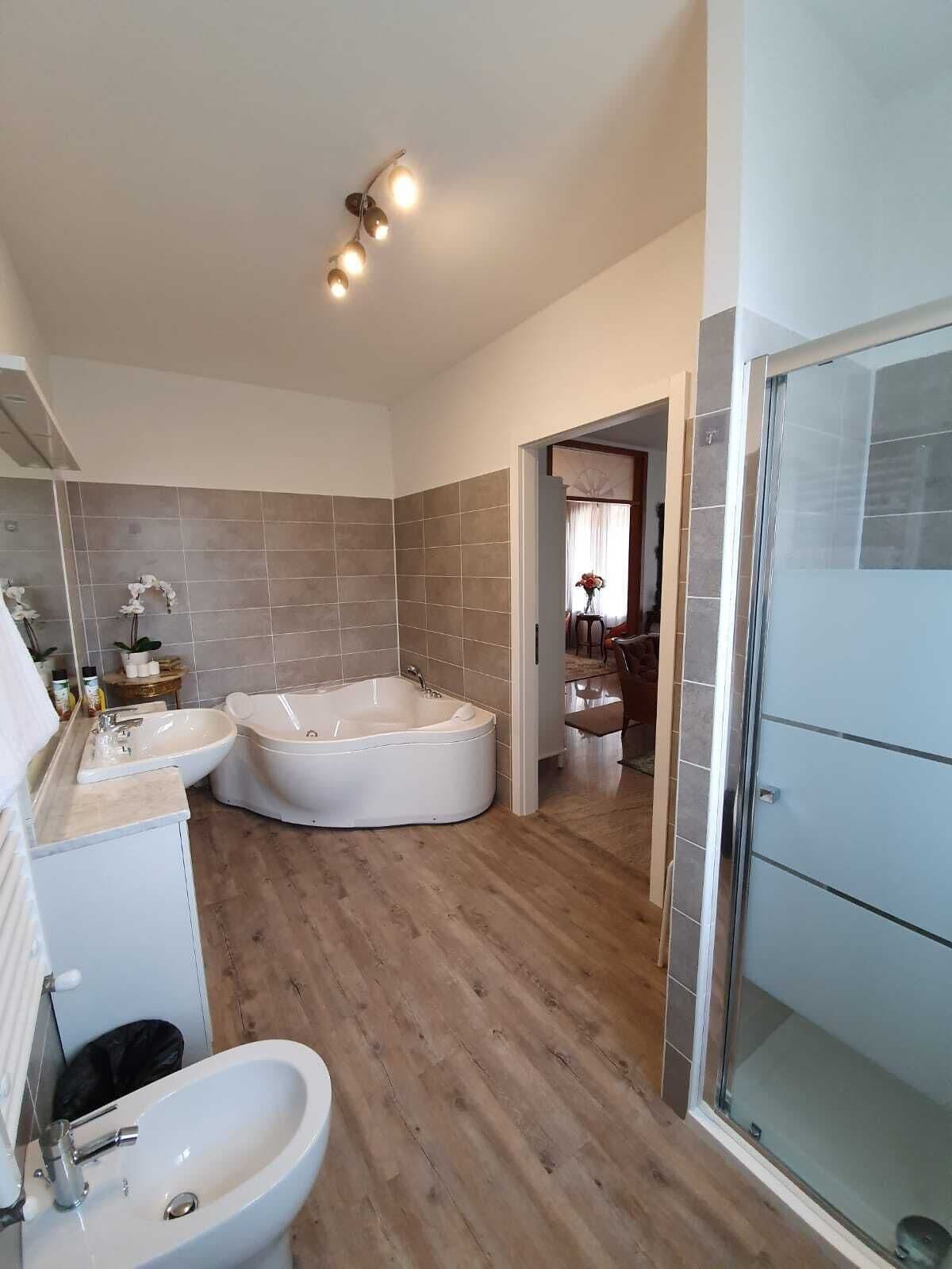 Luxury Suite, Jetted Tub | Bathroom
