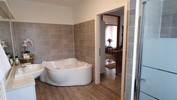 Luxury Suite, Jetted Tub | Bathroom