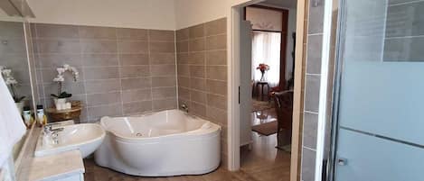 Luxury-Suite, Whirlpool | Badezimmer | Dusche, kostenlose Toilettenartikel, Haartrockner, Bidet