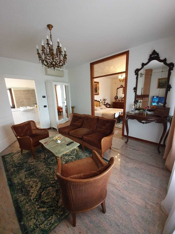 Luxury Suite, Jetted Tub | Living area | Flat-screen TV - Agriturismo Eva (Venezia)
