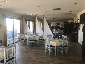 Breakfast, lunch, dinner served; local and international cuisine  - Residencia Turistica Garcia (Asilah)