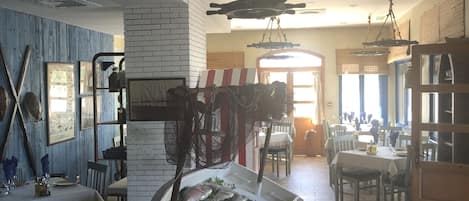 Sarapan dihidangkan, masakan tempatan dan antarabangsa