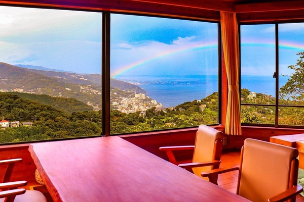 ・ Living room on the 2nd floor, you can see the beautiful Atami city, the sea, and the mountains.