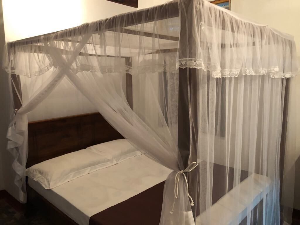 4 dormitorios, escritorio, tabla de planchar con plancha y cuna de viaje