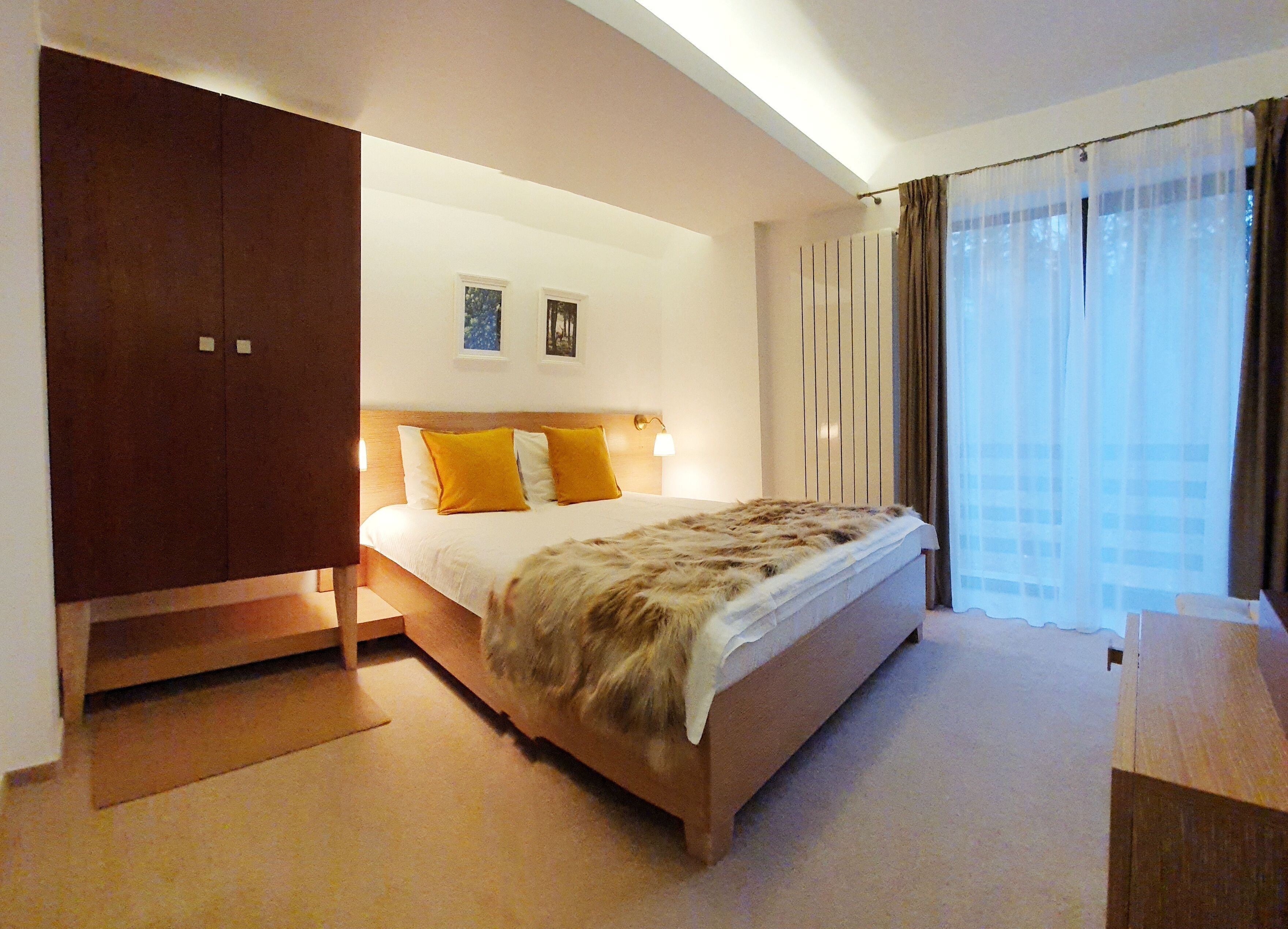 Minibar, decoración personalizada, muebles diferentes y escritorio 