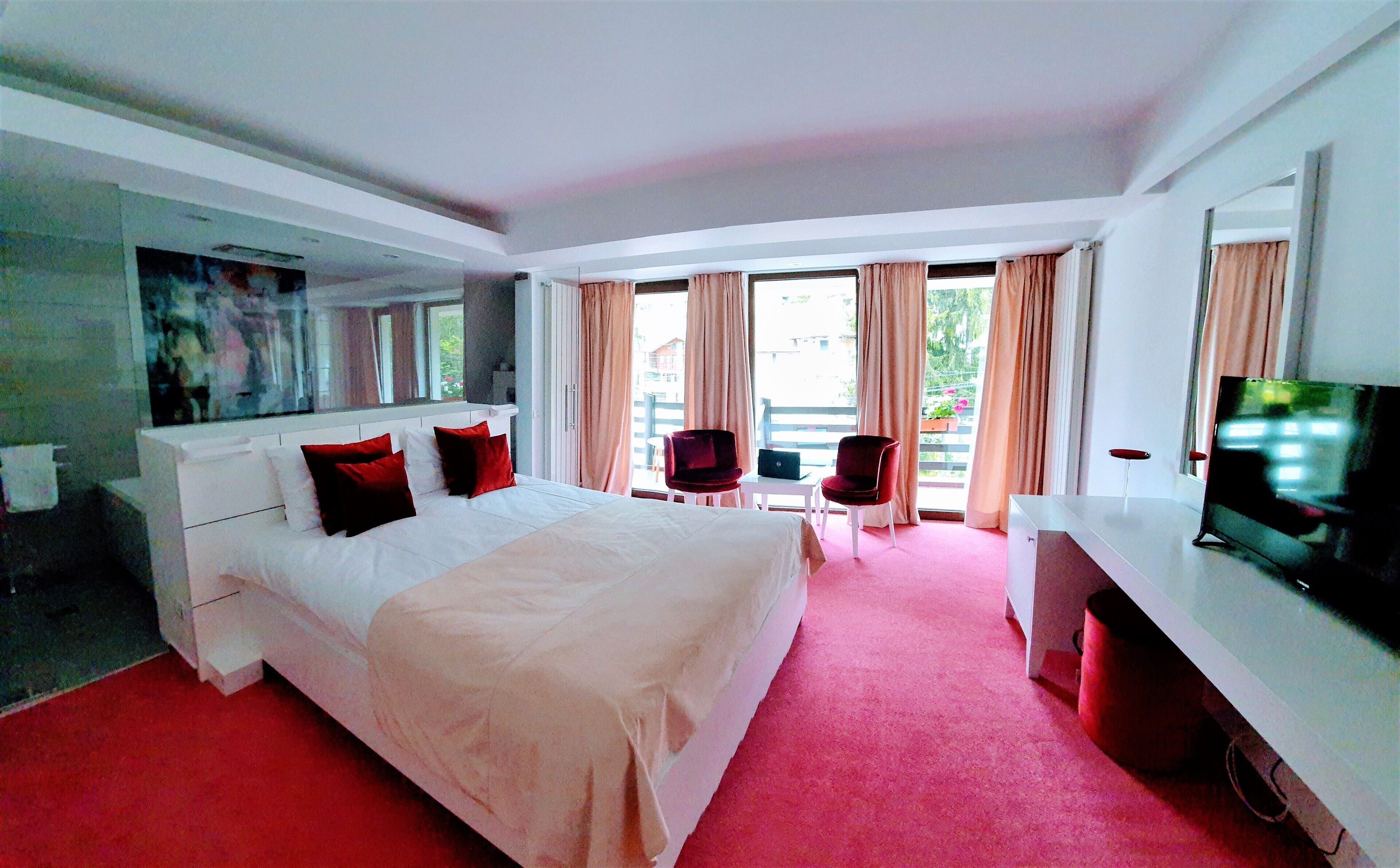 Minibar, decoración personalizada, muebles diferentes y escritorio 