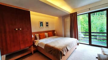 Basic dubbelrum | Minibar, individuell inredning, unika möbler och skrivbord