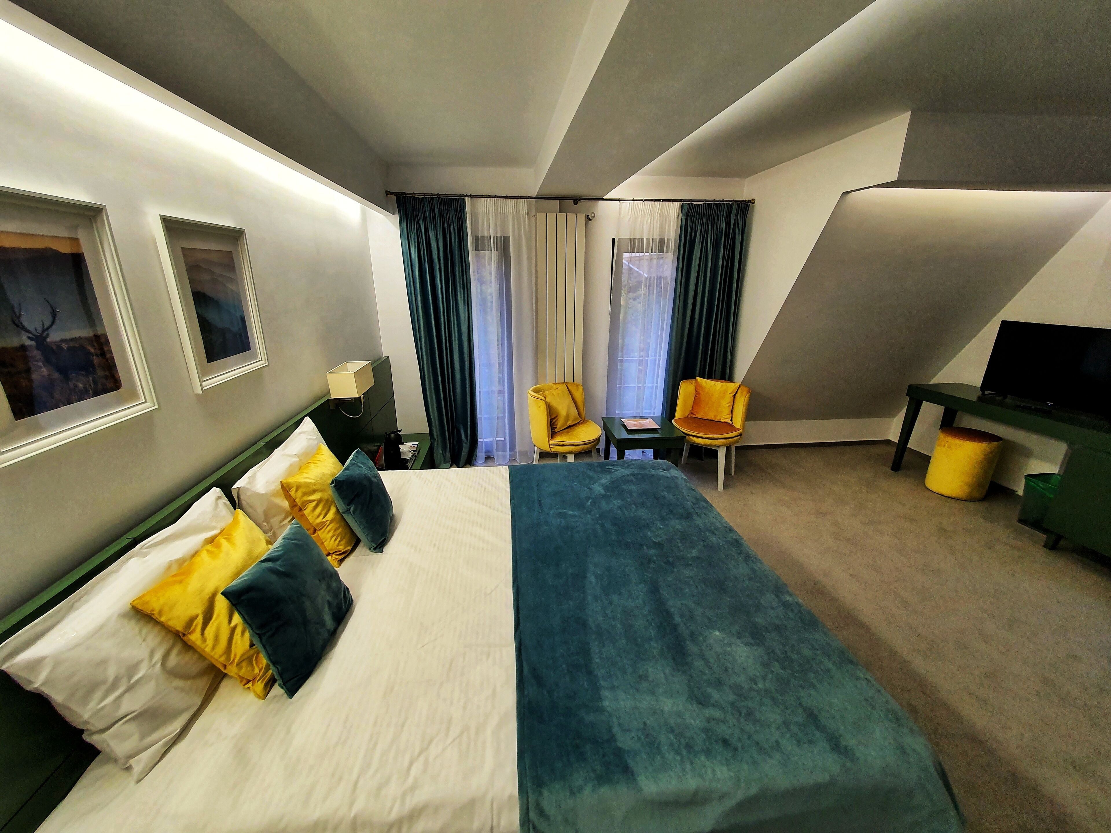 Minibar, decoración personalizada, muebles diferentes y escritorio 