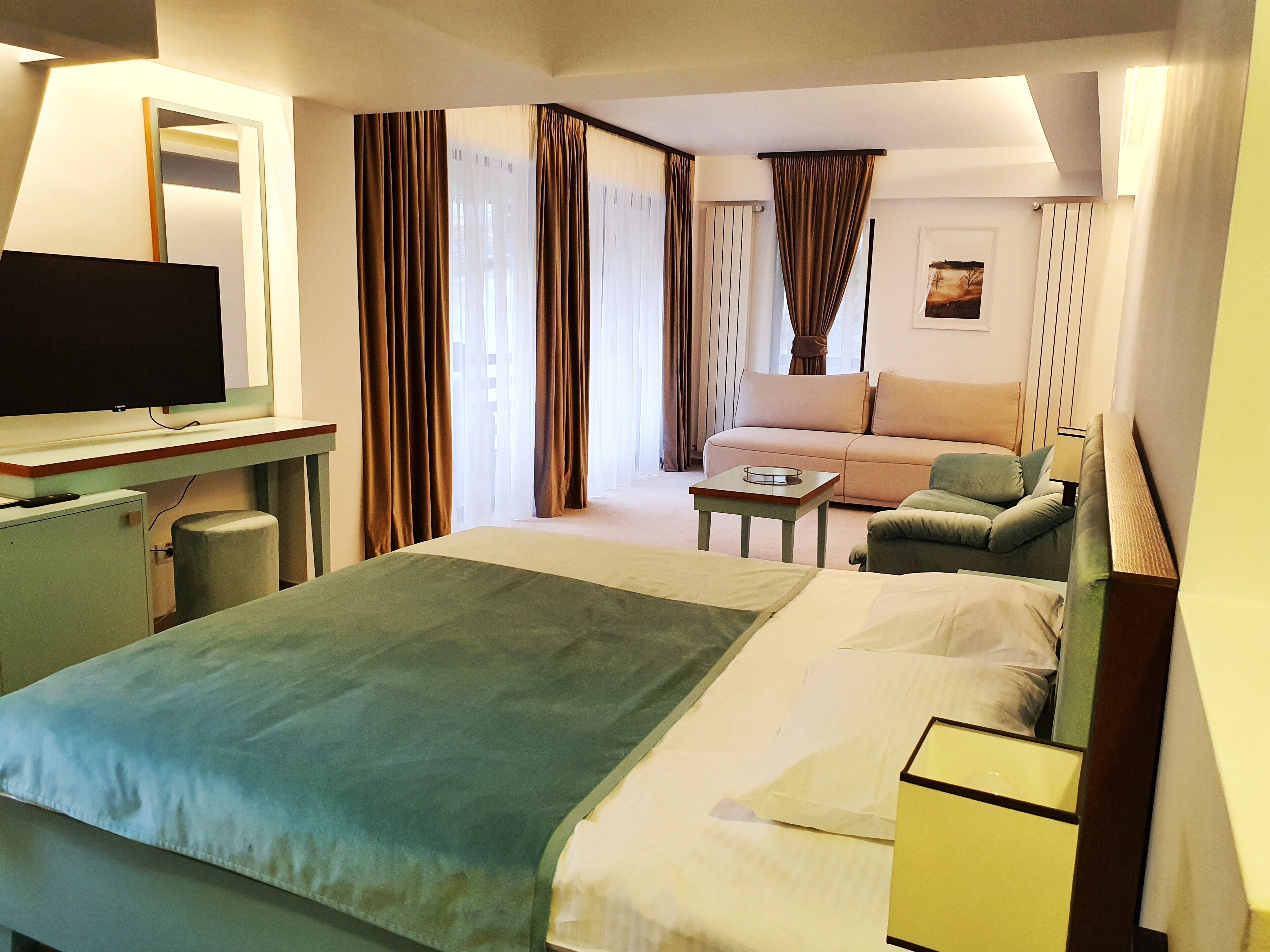 Minibar, decoración personalizada, muebles diferentes y escritorio 