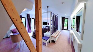 Luxury Double Room | Minibar, individually decorated, individually furnished, desk