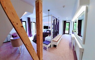 Luxury Double Room | Minibar, individually decorated, individually furnished, desk