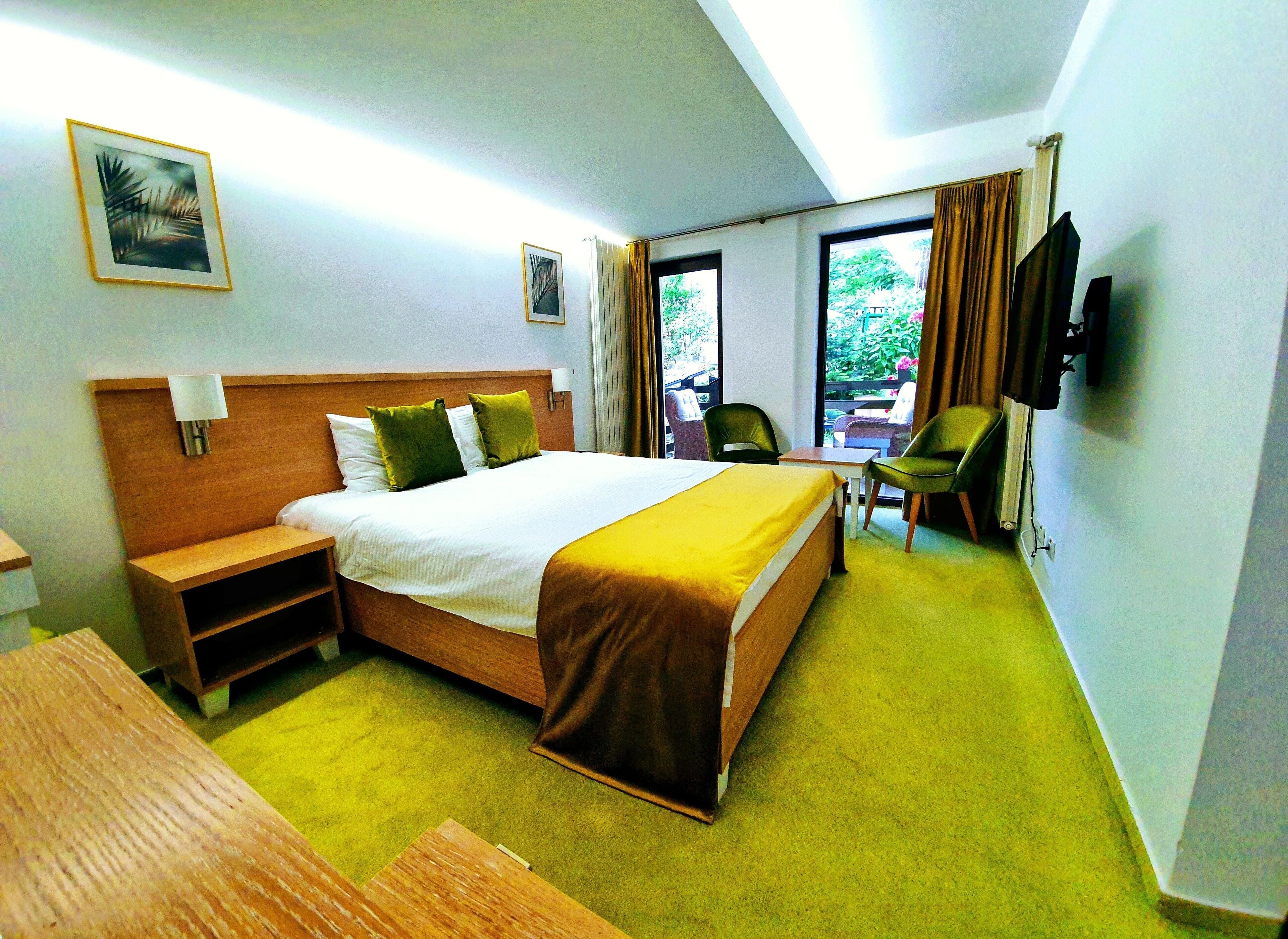 Minibar, decoración personalizada, muebles diferentes y escritorio 