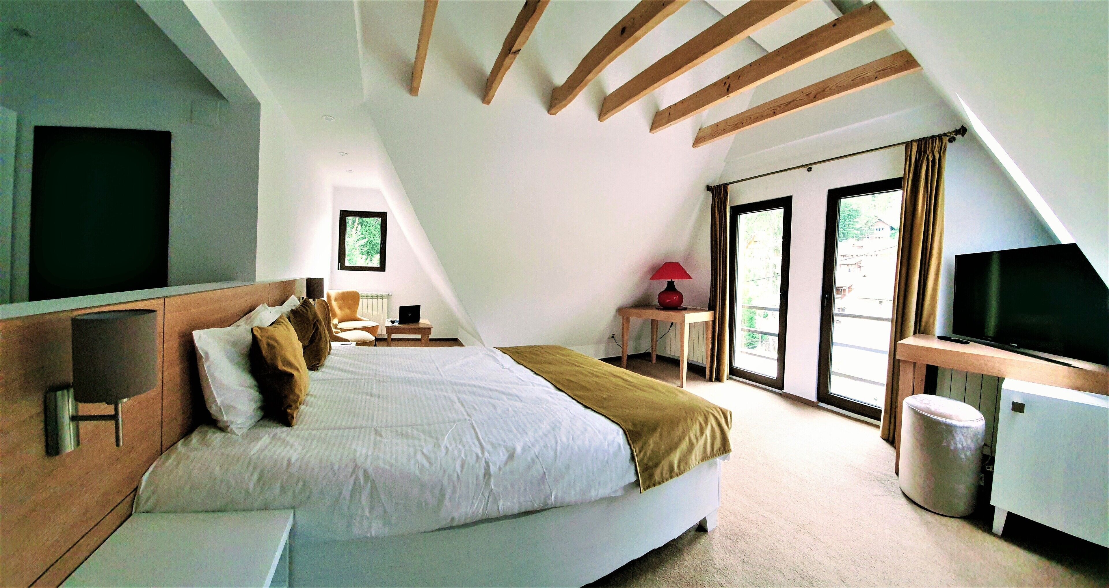 Minibar, decoración personalizada, muebles diferentes y escritorio 
