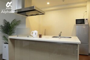 Refrigerador, microondas, parrilla de estufa y utensilios de cocina 