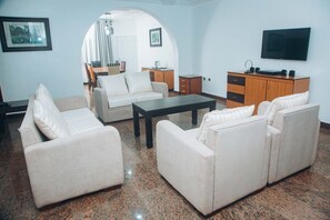 Leilighet | Oppholdsområde | En 42-tommers smart-TV med Parabol-TV samt Netflix og Hulu