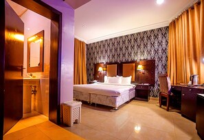 Executive Room | Egyptian cotton sheets, premium bedding, Tempur-Pedic beds - Aliz Ambruz Hotel (Uyo)