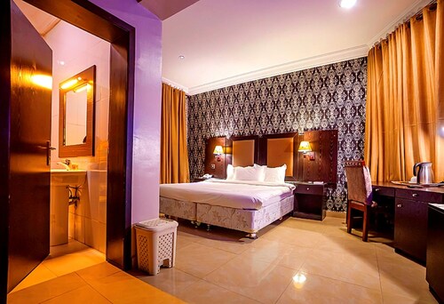 Aliz Ambruz Hotel