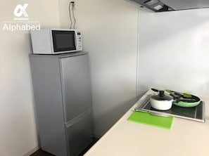 Geladeira, micro-ondas, cooktop, talheres/pratos/utensílios de cozinha