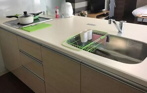 Kühlschrank, Mikrowelle, Herdplatte, Kochgeschirr/Geschirr/Besteck