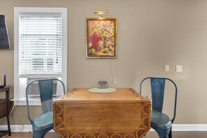 Dining - Porter's Cottage....Tiny Home Located At Stillwater Ranch (Laurel Hill)