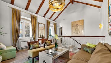 Exclusive-Suite | Wohnbereich | 32-Zoll-Flachbildfernseher mit Digitalempfang, Fernseher