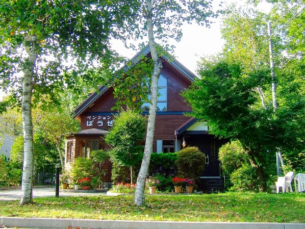 ・ Exterior of the inn: Approximately 5 minutes on foot to the shore of Lake Yamanaka. A pension surrounded by nature overlooking Mt. Fuji