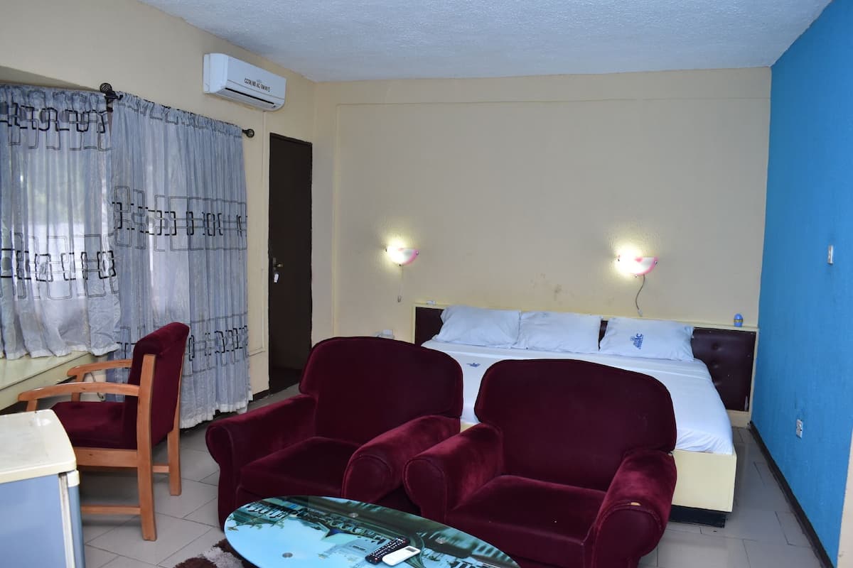 Executive Studio Suite | Desk, soundproofing, iron/ironing board (on request), WiFi (surcharge)