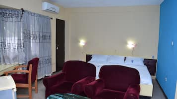 Executive Studio Suite | Desk, soundproofing, iron/ironing board, WiFi