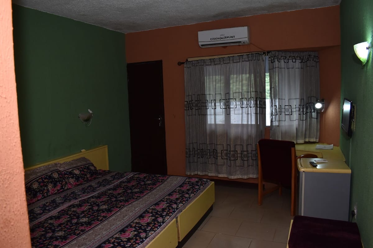 Executive Double Room | 1 bedroom, desk, soundproofing, iron/ironing board
