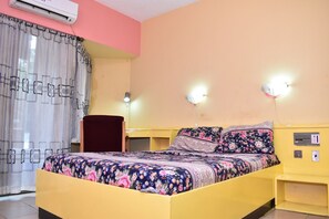 Desk, soundproofing, iron/ironing board, WiFi - OAU Conference Centre & Guest Houses Ltd (Ife)