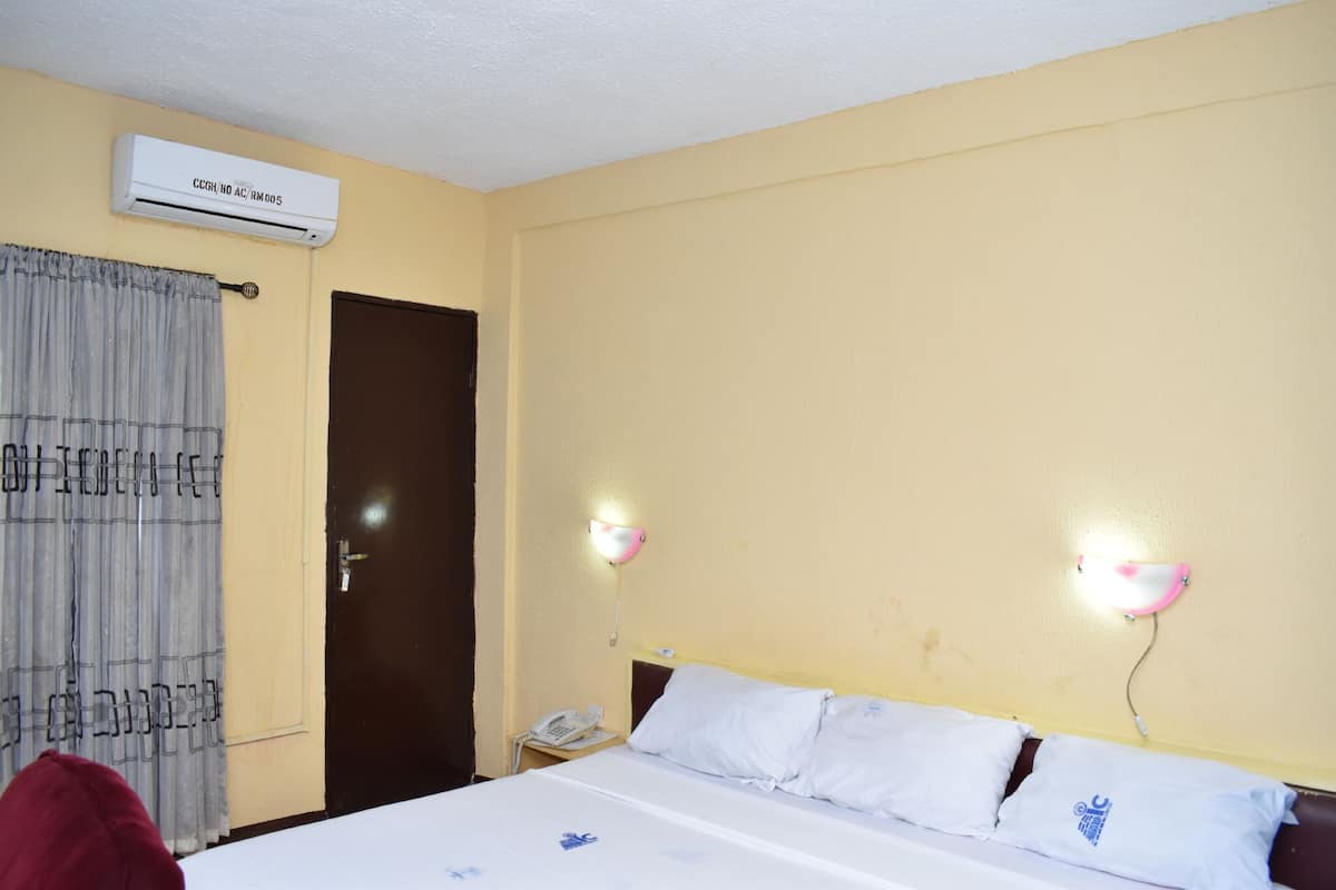 Luxury Double Room | Desk, soundproofing, iron/ironing board (on request), WiFi (surcharge)