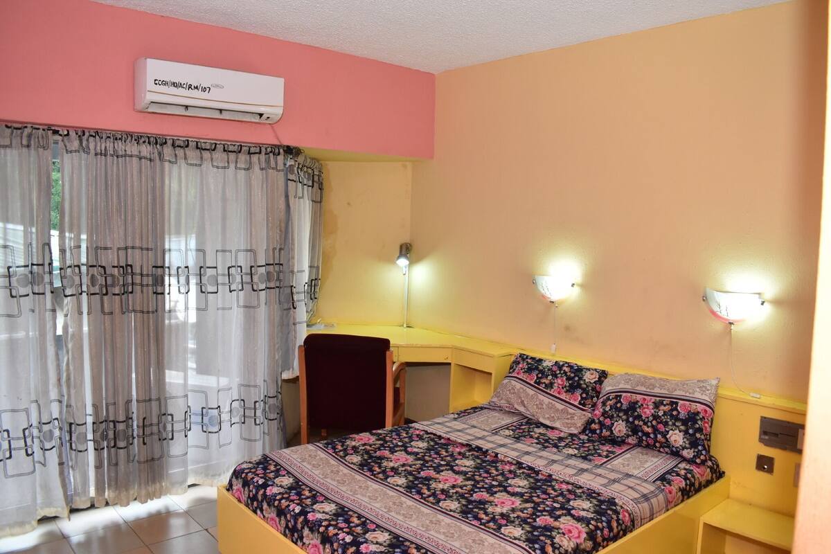Deluxe Suite | Desk, soundproofing, iron/ironing board (on request), WiFi (surcharge)
